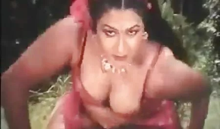 Roșcata lenjerie sexy femei s-a dezbrăcat și are jucăria ei.