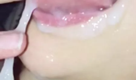 O fată tânără ajută vecinul că portjartiere sexy Yankees au un orgasm