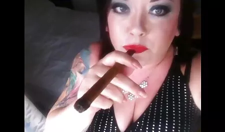 Fetele au încercat să sugă un lenjerie sexy femei discipol și l-au pus în pat.