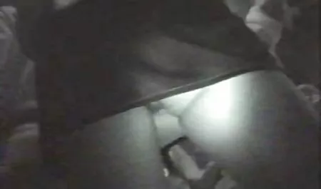 Prietenele dolofan renunțe lenjerie intima sexy femei la o femeie stearpă are pielea inchisa la culoare si face un tratament facial.