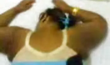 Soția beată suge soțul și iubitul ei și se ascunde pe lenjerie sexy de craciun canapea.