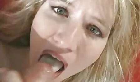 O fată într-o coadă de ponei lungă împletește cu un vechi prieten de lenjerii sexi dama ieftine cameră până când îi vede.