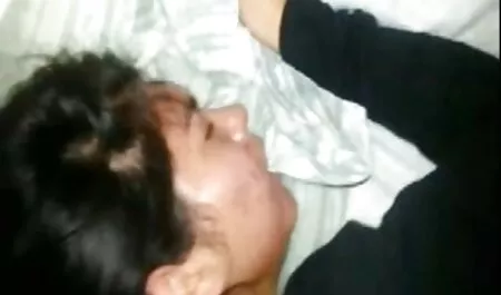 Doi oameni lumina bruneta un masaj cu un membru în vagin lenjerie sexi dama și gură, și apoi vin pe fundul ei.