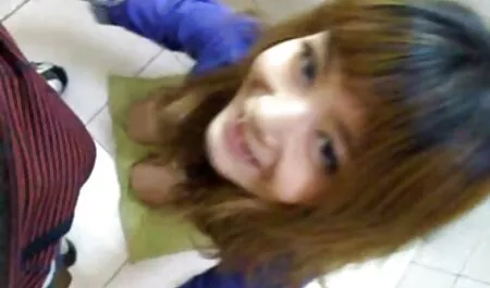 Musculosul american mușcă o femeie lenjerie sexy dama neagră care este subțire și o greutate asiatică mică în vagin.