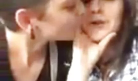 MILF s-a căsătorit lenjerie sexy de dama cu chiloții din mașină și i-a dat unui iubit la hotel.