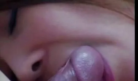 Mama Rusia cu congestie în anus mângâindu-și pălăria cu degetele și jucării albastre film la televizor desuuri sexy