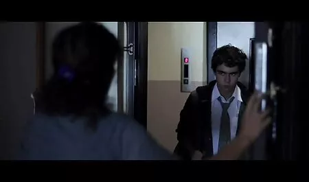 Soțul copulând cu soția în șosete negre lenjerie sexy femei pe masa din bucătărie.