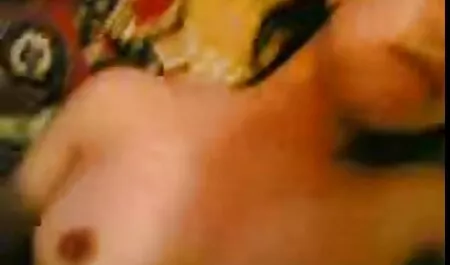 O femeie subțire în fața camerei web. lenjerie intima sexy ieftina