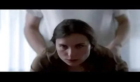 Rușii chiloti dama sexi au pus un butoi în vaginul iubitului pe masa de bucătărie.