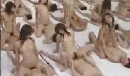 Bruneta marchează un masaj de un tip lenjerie intima dama sexi în timpul unei călătorii de afaceri