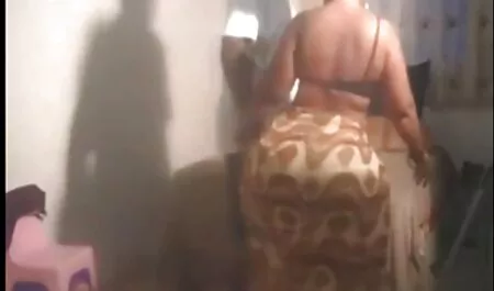 Hostessul face cele mai sexi lenjerii intime ambele găuri.