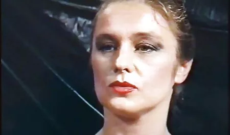 Ea a răspândit costume sexi dama Lenka în sex in gasca