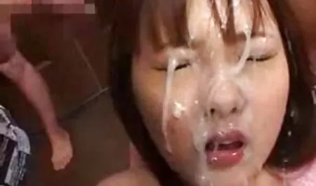 Cum picură pe dresuri sexi sfarcurile roz
