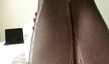 Iubitul muscular ia o fată în braț și lenjeri sexi își pune vaginul pe penis.