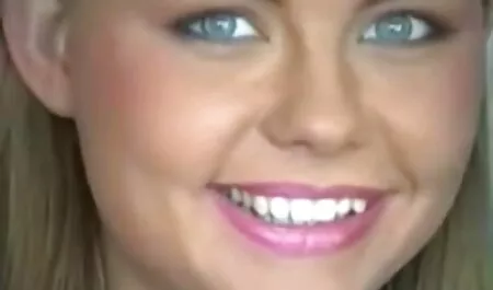 O fată cu penisul unui prieten își ridică coada cu gura și o dă vaginului. lenjerie intima sexi dama ieftine