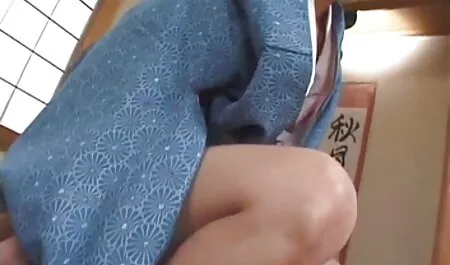 Agenții verifică vaginul lenjeri intime sexy strâns al unui student slab, cu sânii mici în distribuție.