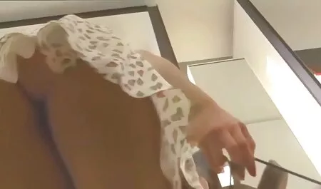 Un bărbat a rupt un bărbat negru în Manda, în timp ce haine sexi laptele este magnitudinea șocului în direcții diferite.
