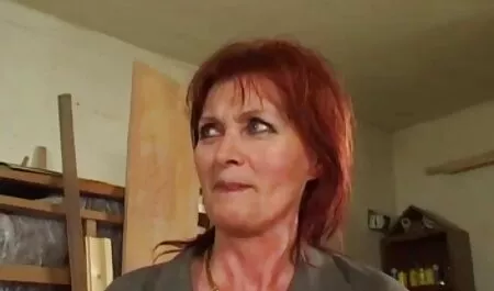 Două fete tinere cu sânii mari lenjerii sexy în pat fac dragoste unul cu celălalt.