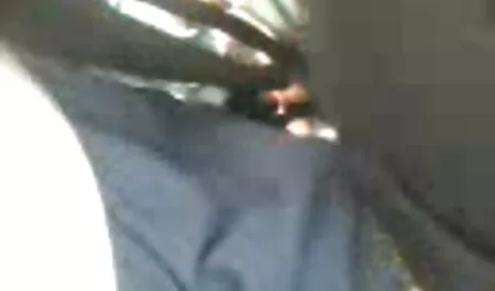 O tânără blondă lângă drum, dând o chilot sexy muie oamenilor și dracu'.