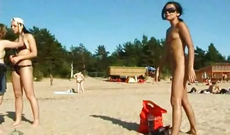 Un bărbat în mijlocul junglei mănâncă o femeie matură în haine lenjerie intima sexy sexy