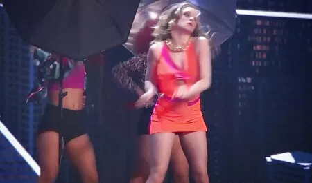 Sportivii alb-negru aleargă goi pe stadionul imens și îl bat pe desuuri sexy sâni.