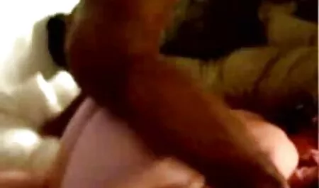 Bruneta arzatoare a pus o pula de lovelace intre titnya si portjartiere sexy o fute in manda