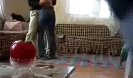 Femeile sportive în sala de gimnastică renunță la un bărbat lenjerie intima sexi chel.