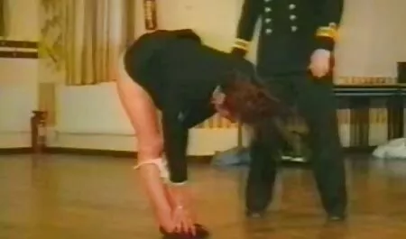 Tipul aruncă ulei lenjerie de noapte sexy pe Latina și îl înjunghie cu părul ei pufos.