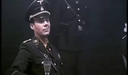 O fată cu o franjuri verde își ridică rochia roșie și își împinge sticla în fundul ei pe o plajă lenjerie intima sexy dama sălbatică.