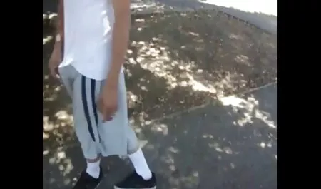 Elevii-studenții ruși beau ceai și fac dragoste jartiere sexy la masa din bucătărie