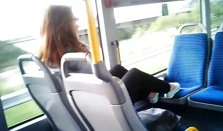 Sfârcuri negre în mașină. chilot sexy