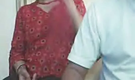 Păcatul de vară costume sexy ieftine cheamă gardienii casei și fac sex cu ea.