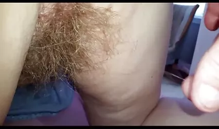Cei doi bărbați prind simultan o halate sexi școală roșcată și prietenul ei în vagin în vagin.