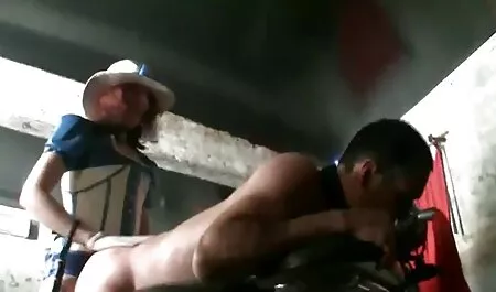 Lovelace direcționează o fată în perineu către vagin și umple chimistul lejerie sexi cu spermă.