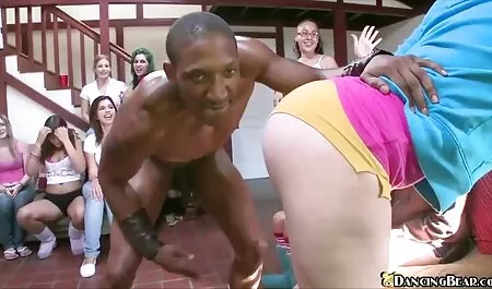 O femeie cu o gaură în pantaloni are lenjerie dama sexy un emulator la un moment dat și conduce site-ul.