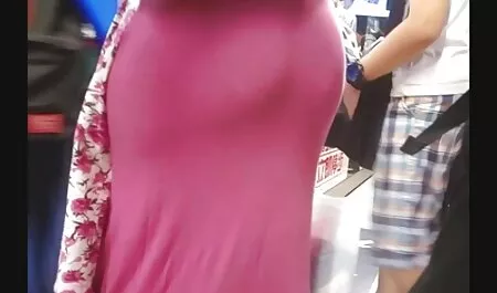 Un bărbat mănâncă o femeie tânără într-o rochie albastră lenjerie intima sexy dama pe masă și se întoarce în gură.