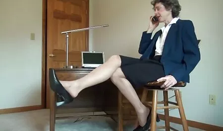 O tânără femeie neagră cu sâni mari se introduce imediat în America albă. lenjerie sexy