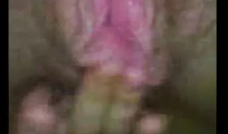 Mail pentru a linge vaginul soției șefului și dresuri sexi a lua falusul în gât într-o poză 69.