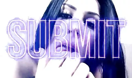 O întâlnire lesbiană lenjerie intima sexi cu o jucărie în bucătărie în fața unui prieten.