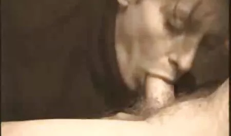 Frumusete blonda într-un sutien roșu face prietenul ei anal Gaura halate sexy