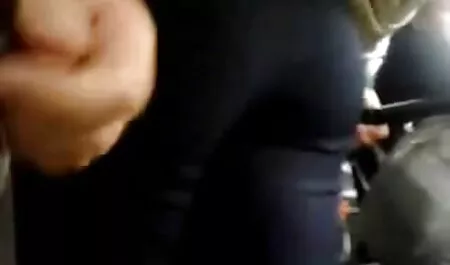 Femei tinere care sunt singure lenjerie de noapte sexy în rochii care folosesc mașina de sex pentru a masturba poponari.
