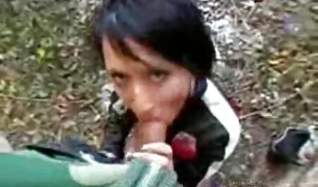 Storcătorul mănâncă două fete mici cu penis mare în lenjerie femei sexy sexul lesbian.