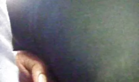 Negresa cu degetele completeaza cu ajutorul vibrator după sex cu tinuta sexi un bărbat