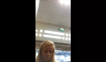 Milfs cu fundul curbat gol în fața unui negru și-l lenjerie sexy de craciun dracu