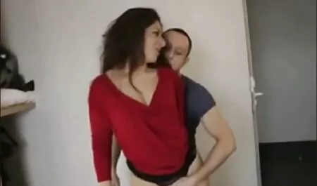Puii Skinny lenjerie de noapte sexi în diferite ipostaze sunt futute de un tip pe canapea.