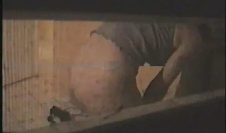 Bruneta halate sexi Latină dă o muie unui bărbat în baie.