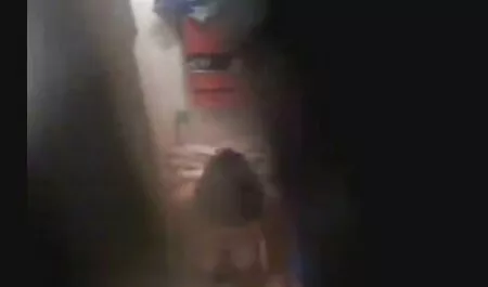 August Ames cu Tate mari suge cocoș negru și halat sexi penisul lui
