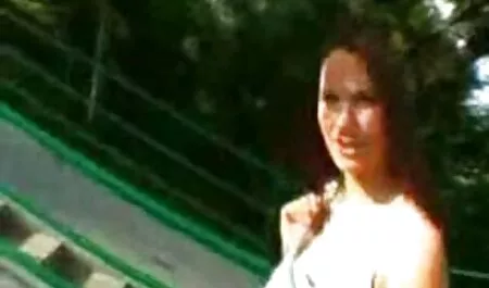 Flexibil Blonda cu masca de raspandire haine lenjerie sexi xxl și arată picioare