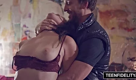 Proaspăt cocoș în baie cu costume sexy femei cancer.