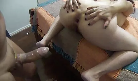 Un bărbat are norocul să chilot sexy experimenteze plăcerea unei Muie profunde.
